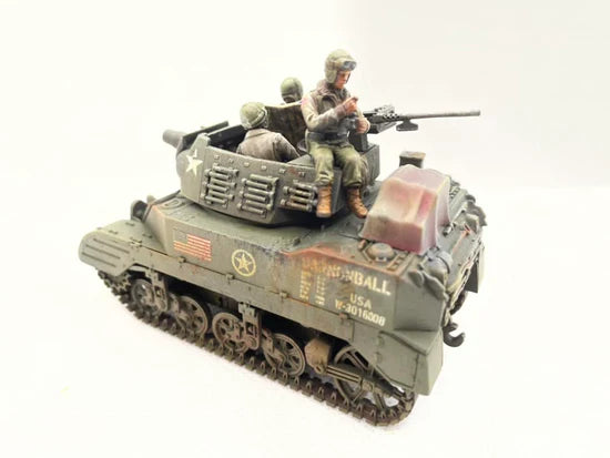 M8 Scott 75mm HMC – pomalowany model 28mm widok z boku, załoga US Army z karabinem, 280024