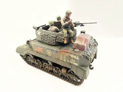 M8 Scott 75mm HMC – pomalowany model 28mm widok z boku, załoga US Army z karabinem, 280024