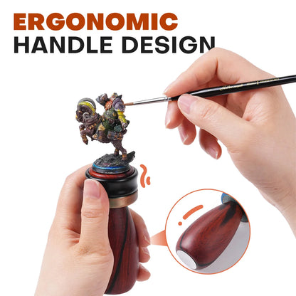 360° Sandalwood Painting Handle Golden Maple – dłonie trzymające uchwyt z drewna sandałowego z figurką fantasy (ork/demon) na obrotowej nasadce; pędzel Golden Maple Master I Kolinsky Sable przy detalu figurki; zbliżenie na ergonomiczny kształt uchwytu; napis "Ergonomic Handle Design", białe tło
