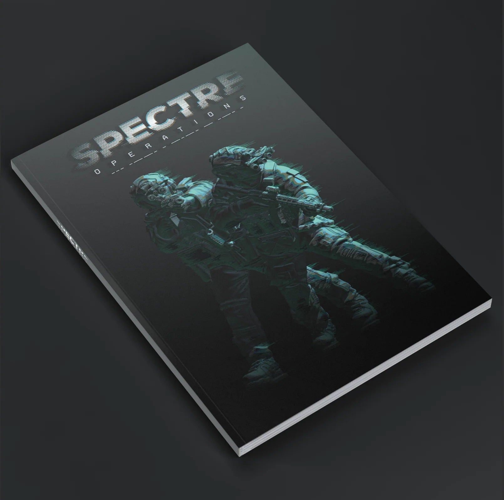 Spectre Operations Rulebook – miękka oprawa podręcznika leżąca na ciemnym tle: okładka z dwoma operatorami sił specjalnych w pełnym wyposażeniu taktycznym z karabinami i goglami noktowizyjnymi, napis Spectre Operations na czarnym tle z turkusowym podświetleniem, wydawnictwo Spectre Miniatures
