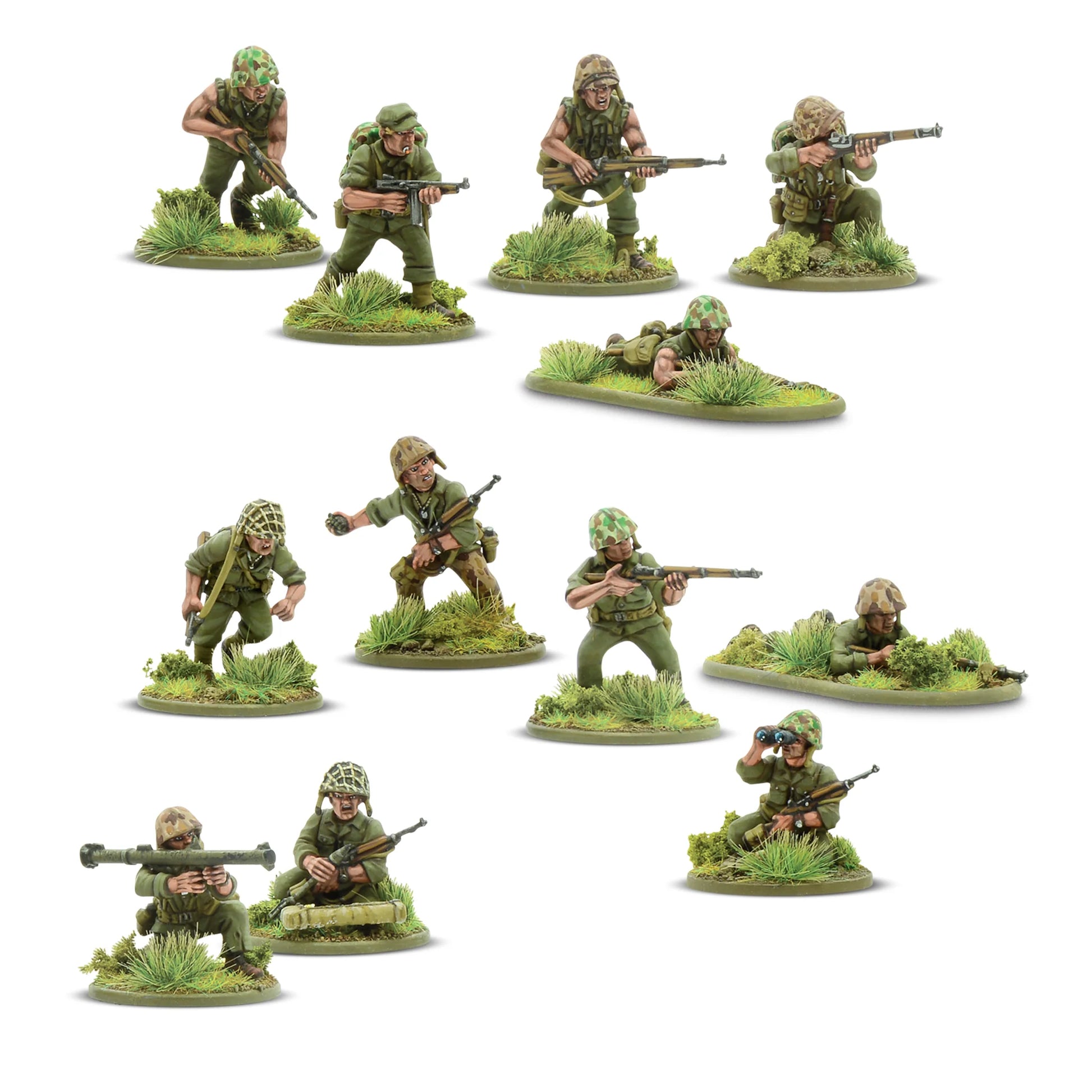 Bolt Action Third Edition Island Assault! 401510008 – 12 pomalowanych plastikowych figurek USMC 28mm w oliwkowych mundurach z kamuflażem liściastym na hełmach: różne pozy bojowe – biegnąca z karabinem M1 Garand, celująca z Thompson SMG, leżąca z karabinem, klęcząca z lornetką, dwuosobowy zespół z bazooką, okrągłe i owalne podstawki z trawą, białe tło, Warlord Games
