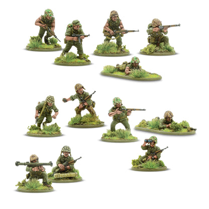 Bolt Action Third Edition Island Assault! 401510008 – 12 pomalowanych plastikowych figurek USMC 28mm w oliwkowych mundurach z kamuflażem liściastym na hełmach: różne pozy bojowe – biegnąca z karabinem M1 Garand, celująca z Thompson SMG, leżąca z karabinem, klęcząca z lornetką, dwuosobowy zespół z bazooką, okrągłe i owalne podstawki z trawą, białe tło, Warlord Games
