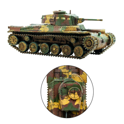 Bolt Action Third Edition Island Assault! 401510008 – pomalowany plastikowy model czołgu Chi-Ha Medium Tank 1/56 w trójkolorowym kamuflażu zielono-brązowo-żółtym z rdzawymi śladami zużycia na gąsienicach i pancerzu, biały japoński znak na wieżyczce, zbliżenie na właz kierowcy z okrągłym peryskopem, białe tło, 28mm Warlord Games
