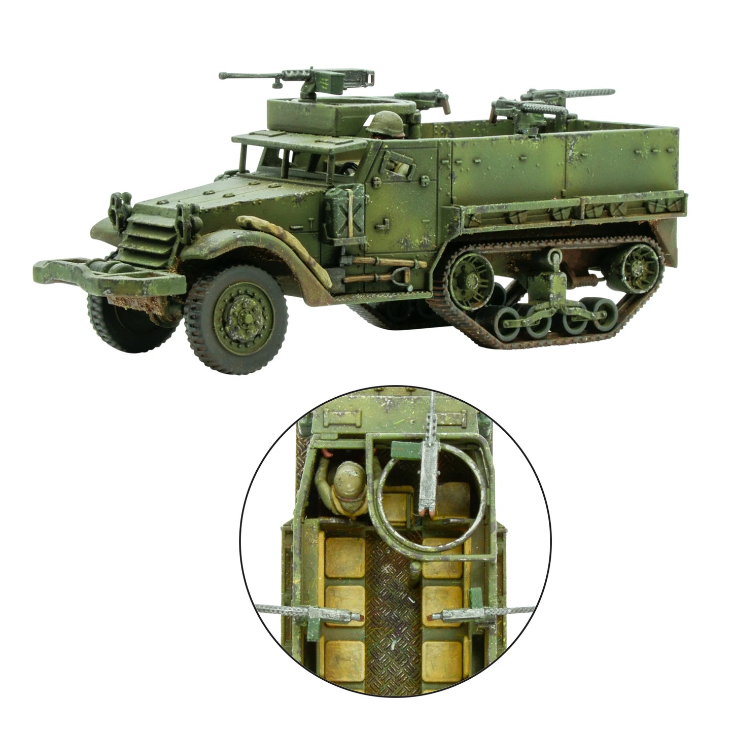 Bolt Action Third Edition Island Assault! 401510008 – pomalowany plastikowy model M3A1 Half-track 1/56 w oliwkowym kamuflażu z rdzawymi śladami zużycia: karabin maszynowy .50 cal na przednim stanowisku, drugi karabin maszynowy na tylnym stanowisku, kierowca w hełmie stalowym w kabinie, zbliżenie na wnętrze przedziału desantowego z żółtymi skrzyniami amunicji i kołem kierownicy, białe tło, 28mm Warlord Games
