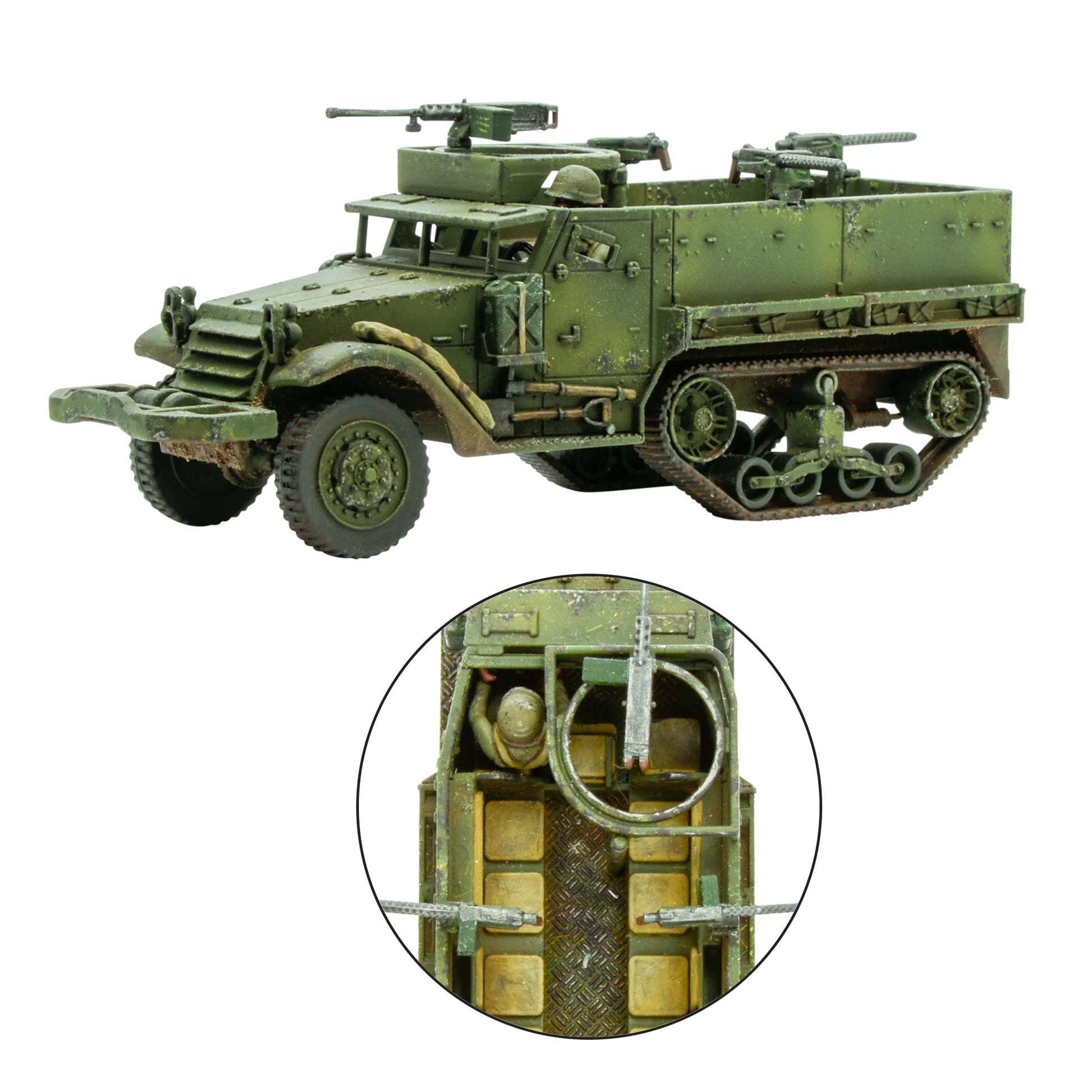 Bolt Action Third Edition Island Assault! 401510008 – pomalowany plastikowy model M3A1 Half-track 1/56 w oliwkowym kamuflażu z rdzawymi śladami zużycia: karabin maszynowy .50 cal na przednim stanowisku, drugi karabin maszynowy na tylnym stanowisku, kierowca w hełmie stalowym w kabinie, zbliżenie na wnętrze przedziału desantowego z żółtymi skrzyniami amunicji i kołem kierownicy, białe tło, 28mm Warlord Games
