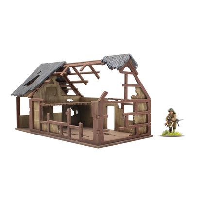 Bolt Action Third Edition Island Assault! 401510008 – złożona scenografia MDF zniszczonej azjatyckiej chaty: brązowo-beżowa konstrukcja szkieletowa z częściowo zachowanym szarym dachem ze strzechy, bambusowe ściany z otworami strzelniczymi, otwarta przestrzeń wewnętrzna do ustawienia figurek, figurka USMC w oliwkowym mundurze dla skali, białe tło, Warlord Games

