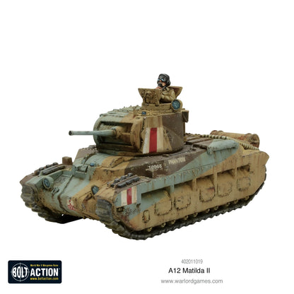 Matilda II Infantry Tank - Bolt Action 28mm - widok z boku załoga 2-pdr gun weathering kamuflaż pustyni - Warlord Games