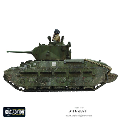 Matilda II Infantry Tank - Bolt Action 28mm - widok z boku załoga British green gąsienice charakterystyczny pancerz - Warlord Games