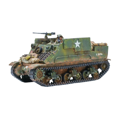 Kangaroo APC (Priest) Bolt Action - pomalowany model 28mm widok z prawej strony, opancerzony transporter piechoty w zielono-brązowym kamuflażu z białą gwiazdą i numerem S 288704, 1 figurka załogi przy HMG na pintle, worki ekwipunku na burcie, efekty weatheringu błota i rdzy, białe tło