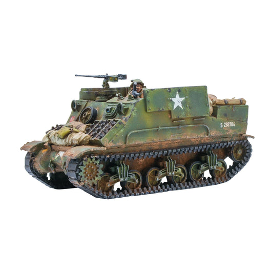 Kangaroo APC (Priest) Bolt Action - pomalowany model 28mm widok z prawej strony, opancerzony transporter piechoty w zielono-brązowym kamuflażu z białą gwiazdą i numerem S 288704, 1 figurka załogi przy HMG na pintle, worki ekwipunku na burcie, efekty weatheringu błota i rdzy, białe tło