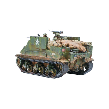 Kangaroo APC (Priest) Bolt Action - pomalowany model 28mm widok z lewej tylnej strony, opancerzony transporter piechoty w zielono-brązowym kamuflażu z białą gwiazdą i numerem S 288704, 2 figurki załogi w hełmach Mk.II, worki ekwipunku i wyposażenie na burcie, efekty weatheringu, białe tło