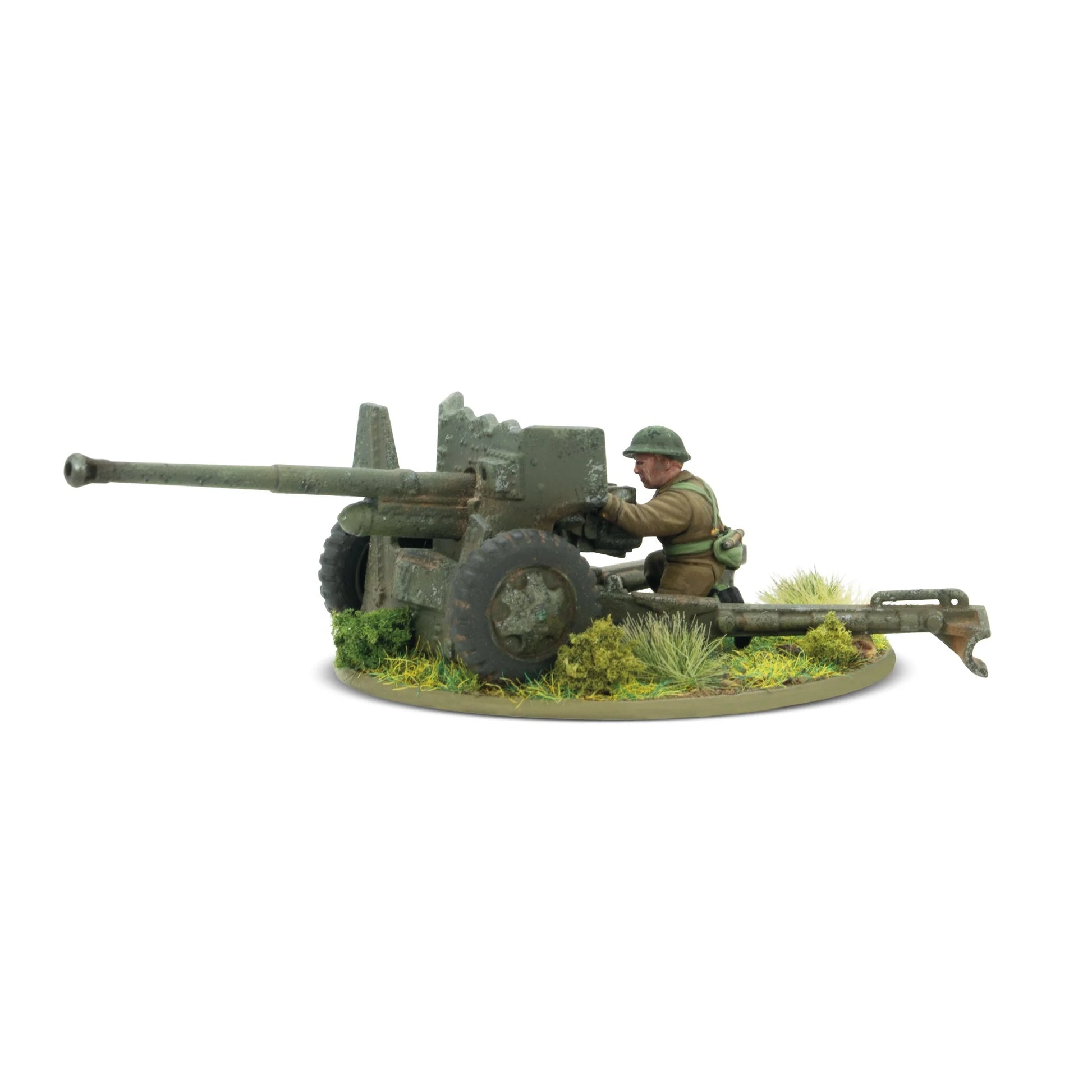 Warlord Games British 6-Pounder Anti-Tank Gun (Plastic) – widok od tyłu: armata 6-funtowa z celowniczym przy mechanizmie, dowódca od tyłu z lornetką, obserwator w hełmie zasłaniający uszy i ładowniczy klęczący od tyłu 28mm Bolt Action