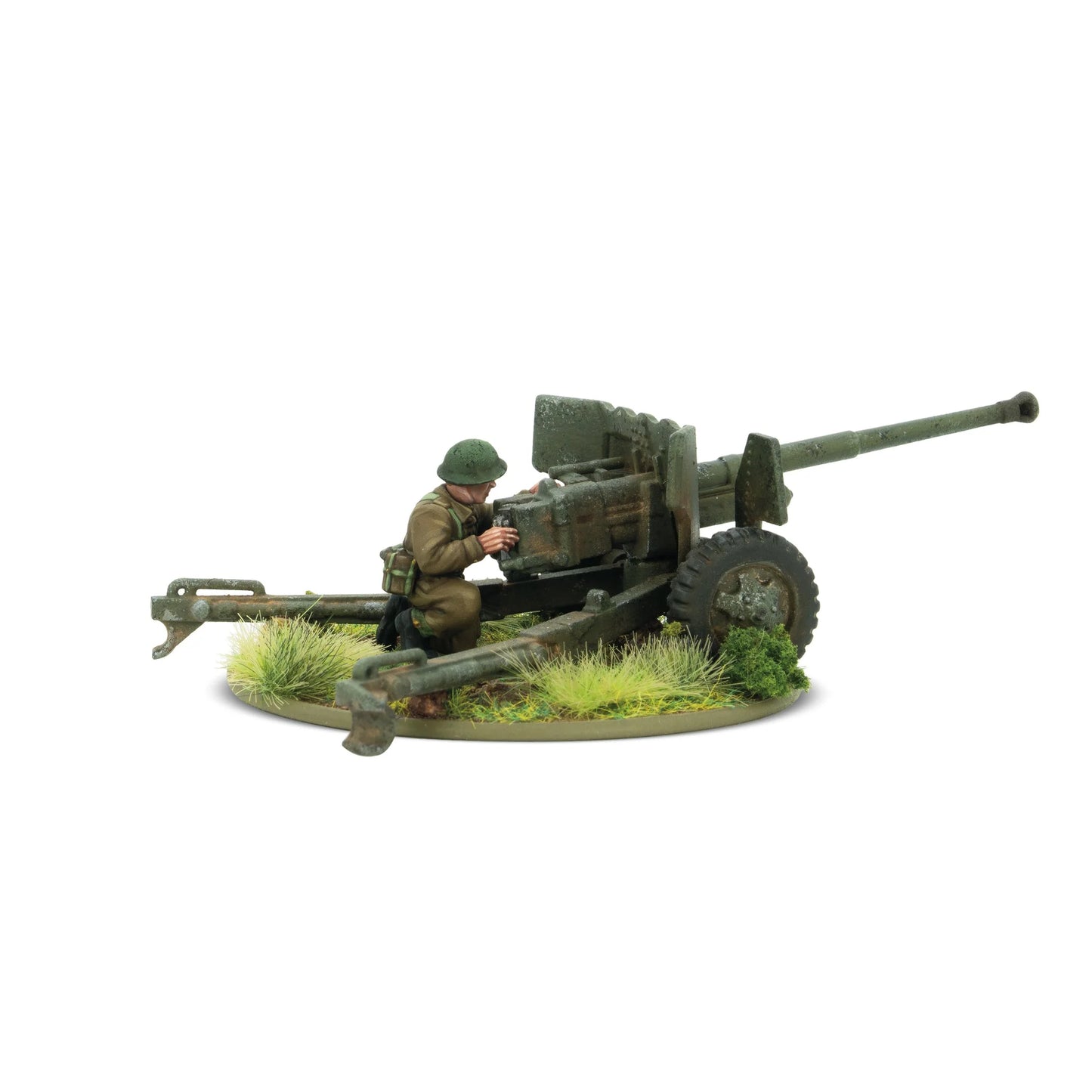 Warlord Games British 6-Pounder Anti-Tank Gun (Plastic) – zbliżenie armaty 6-funtowej z celowniczym w hełmie przy mechanizmie celowniczym, widok z lewej strony, detale armaty i podstawy 28mm Bolt Action