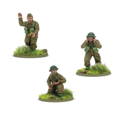 Warlord Games British 6-Pounder Anti-Tank Gun (Plastic) – zbliżenie armaty 6-funtowej z celowniczym w hełmie przy mechanizmie celowniczym, widok z prawej strony, detale armaty i podstawy 28mm Bolt Action