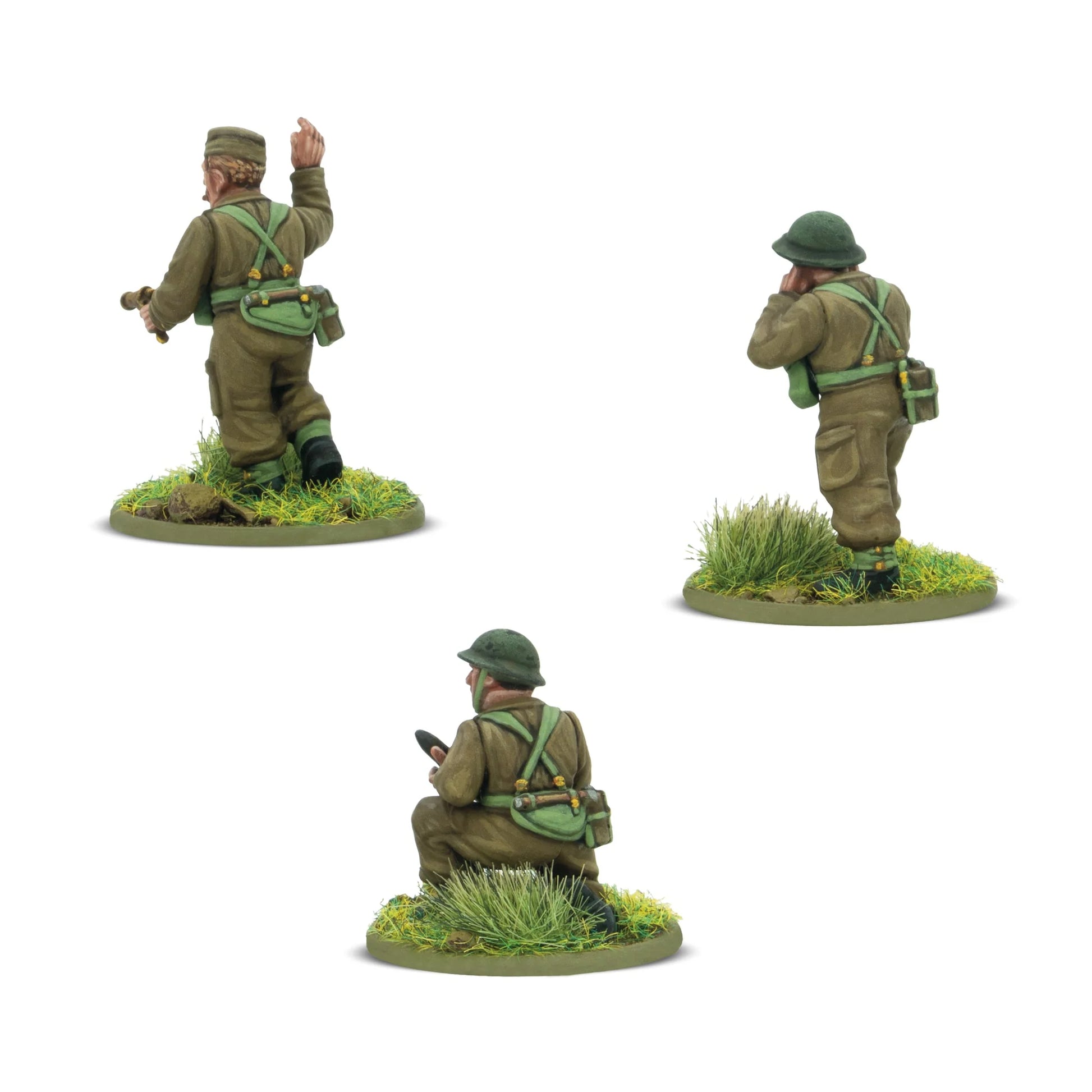 Warlord Games British 6-Pounder Anti-Tank Gun (Plastic) – widok od tyłu: 3 figurki obsługi w mundurach brytyjskich środkowej fazy wojny: dowódca klęczący z lornetką i gestem rozkazu, obserwator stojący w hełmie zasłaniający uszy, ładowniczy klęczący z łuskią, detale plecaków 28mm Bolt Action