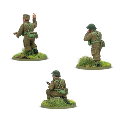 Warlord Games British 6-Pounder Anti-Tank Gun (Plastic) – widok od tyłu: 3 figurki obsługi w mundurach brytyjskich środkowej fazy wojny: dowódca klęczący z lornetką i gestem rozkazu, obserwator stojący w hełmie zasłaniający uszy, ładowniczy klęczący z łuskią, detale plecaków 28mm Bolt Action