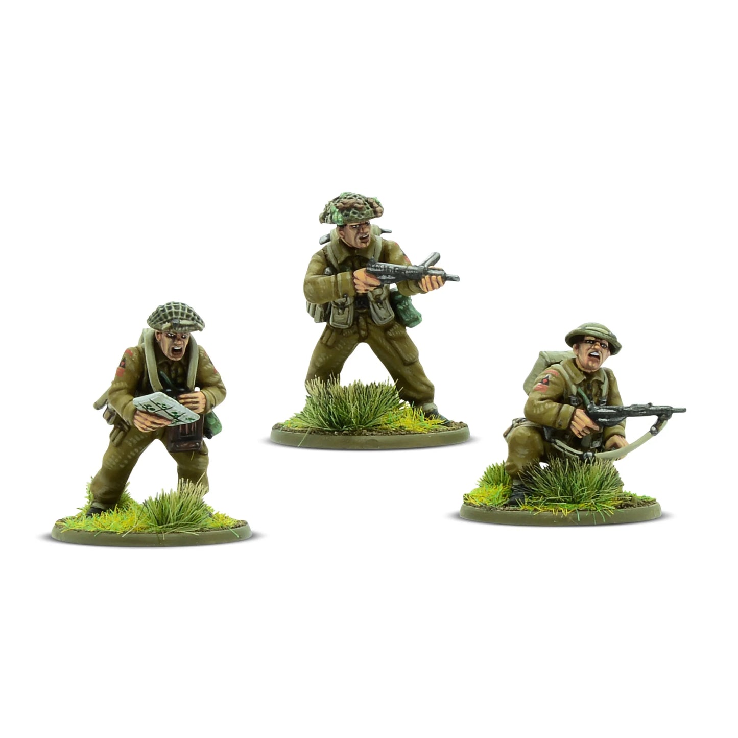 Warlord Games For King & Country – 3 figurki dowództwa plutonu 28mm od tyłu: oficer w berecie z mapą i pistoletem (lewa), żołnierz w hełmie Brodie ze Stenem (centrum), żołnierz klęczący w hełmie Brodie z Bren LMG (prawa), detale plecaków i wyposażenia Bolt Action