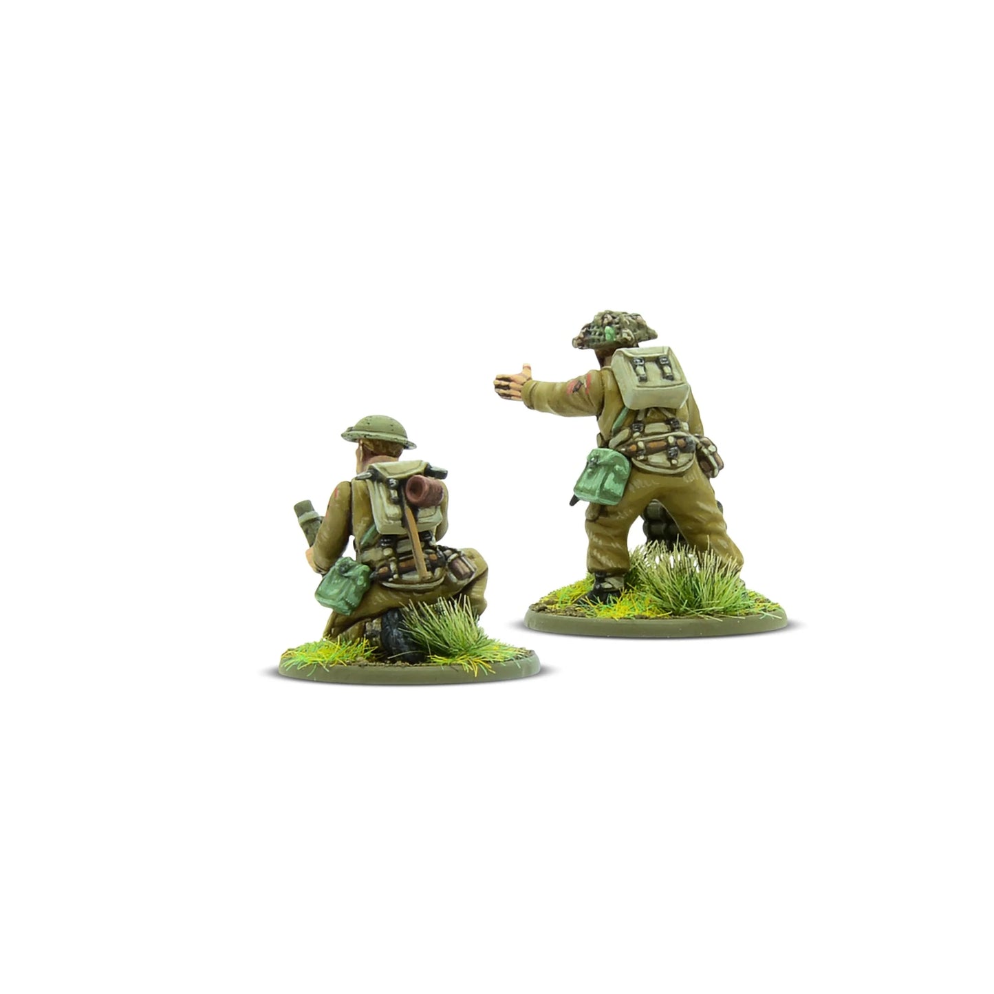 Warlord Games For King & Country – 3 figurki specjalistów 28mm: medyk klęczący w berecie z opaską Czerwonego Krzyża i pistoletem (lewa), żołnierz stojący w hełmie Brodie z karabinem Lee-Enfield (centrum), żołnierz stojący w berecie z karabinem Lee-Enfield i bagnetem (prawa), widok z przodu Bolt Action