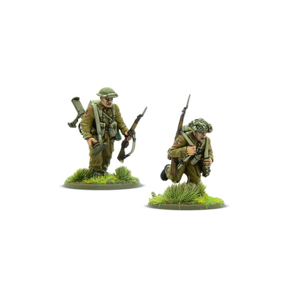 Warlord Games For King & Country – 2 figurki piechoty brytyjskiej 28mm z przodu: żołnierz stojący w hełmie Brodie z karabinem Lee-Enfield i moździerzem lekkim 2-calowym na plecach (lewa), żołnierz klęczący w hełmie z siatką maskującą z karabinem Lee-Enfield (prawa), Bolt Action