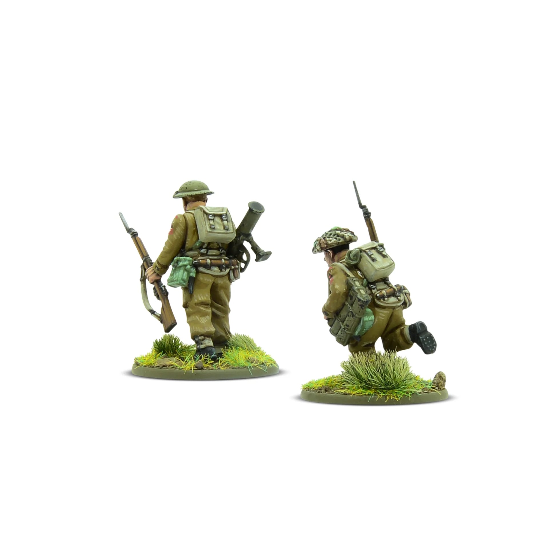 Warlord Games For King & Country – 2 figurki piechoty brytyjskiej 28mm od tyłu: żołnierz stojący w hełmie Brodie z karabinem Lee-Enfield i moździerzem lekkim 2-calowym na plecach (lewa), żołnierz klęczący w hełmie z siatką maskującą z karabinem Lee-Enfield (prawa), detale plecaków Bolt Action