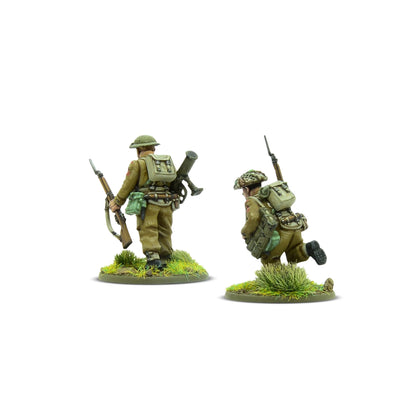 Warlord Games For King & Country – 2 figurki piechoty brytyjskiej 28mm od tyłu: żołnierz stojący w hełmie Brodie z karabinem Lee-Enfield i moździerzem lekkim 2-calowym na plecach (lewa), żołnierz klęczący w hełmie z siatką maskującą z karabinem Lee-Enfield (prawa), detale plecaków Bolt Action