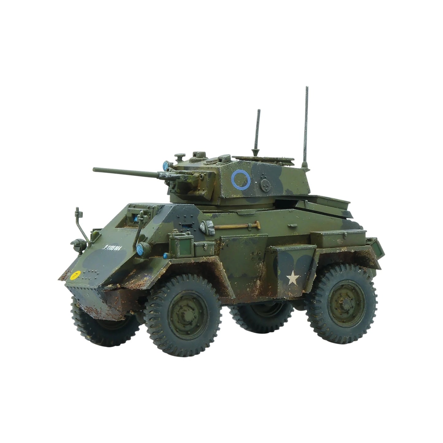 Warlord Games For King & Country – samochód pancerny Humber Mk IV 28mm w zielono-brązowym kamuflażu z wieżą z armatą i antenami radiowymi, oznaczenia taktyczne: niebieski okrąg i biała gwiazda, widok z przodu-lewej Bolt Action 1/56
