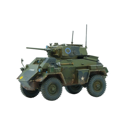 Warlord Games For King & Country – samochód pancerny Humber Mk IV 28mm w zielono-brązowym kamuflażu z wieżą z armatą i antenami radiowymi, oznaczenia taktyczne: niebieski okrąg i biała gwiazda, widok z przodu-lewej Bolt Action 1/56