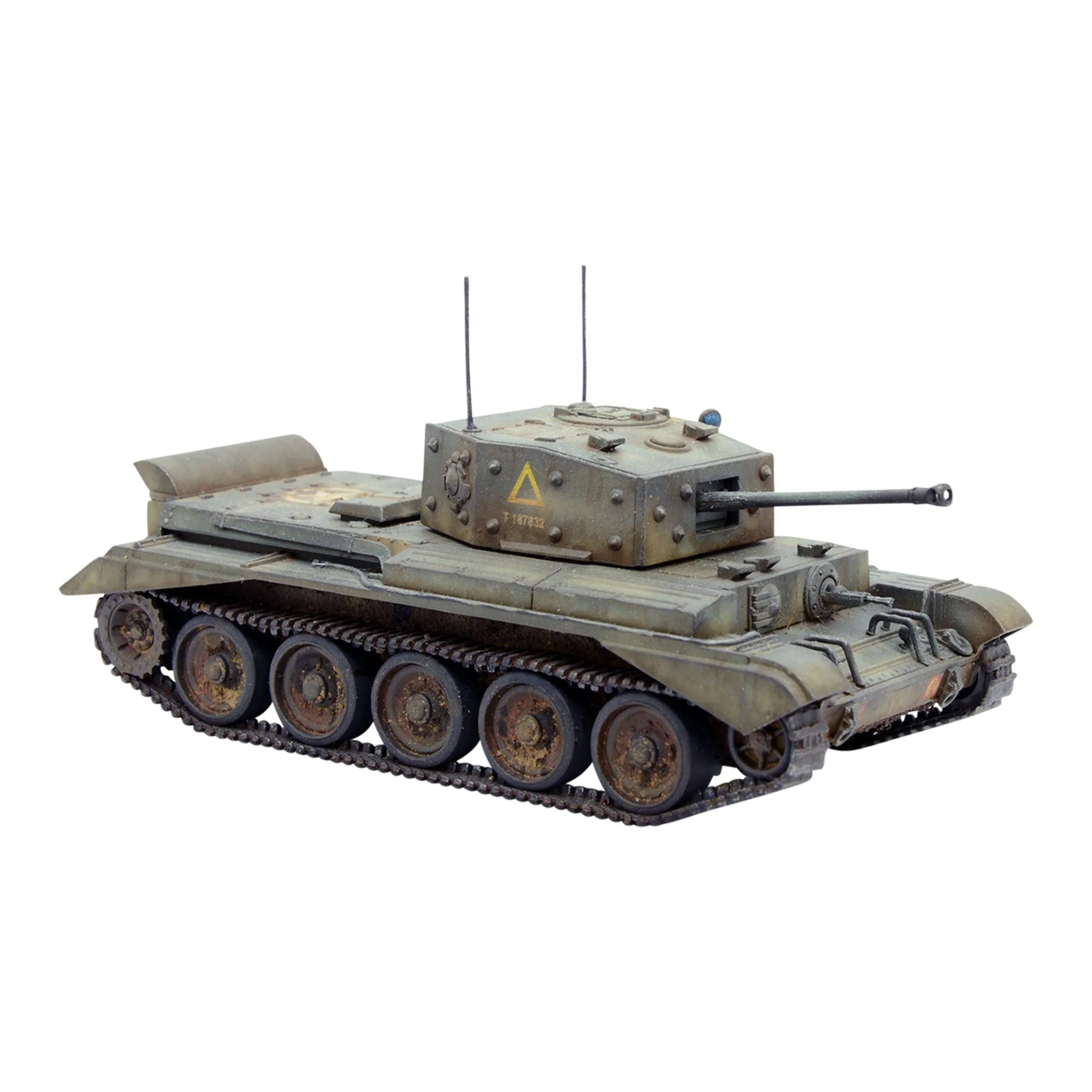 Warlord Games For King & Country – czołg średni Cromwell 28mm w oliwkowym kamuflażu z wieżą z armatą QF 75mm i antenami radiowymi, oznaczenia taktyczne: żółty trójkąt i numer T 187334, widok z przodu-prawej Bolt Action 1/56