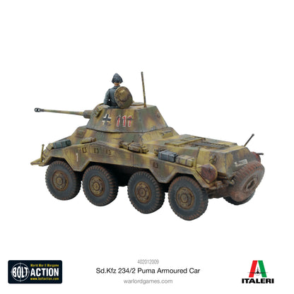 Puma Sd.Kfz 234/2 Armoured Car - Bolt Action 28mm - niemiecki samochód pancerny z figurką dowódcy i działkiem 5cm - kamuflaż trójkolorowy - widok z prawej strony - skala 1/56 - Warlord Games