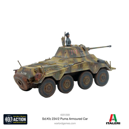 Puma Sd.Kfz 234/2 Armoured Car - Bolt Action 28mm - ośmiokołowy pojazd rozpoznawczy z zamkniętą wieżą obrotową - kamuflaż trójkolorowy - widok z tyłu - efekty weatheringowe - Warlord Games