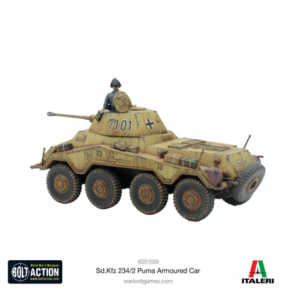 Puma Sd.Kfz 234/2 Armoured Car - Bolt Action 28mm - ośmiokołowy pojazd rozpoznawczy z zamkniętą wieżą i figurką dowódcy - kamuflaż dunkelgelb - widok z prawej strony - efekty weatheringowe - Warlord Games