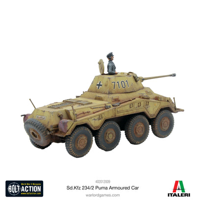 Puma Sd.Kfz 234/2 Armoured Car - Bolt Action 28mm - niemiecki samochód pancerny z figurką dowódcy w wieży - kamuflaż dunkelgelb z efektami kurzu - widok z tyłu - skala 1/56 - Warlord Games