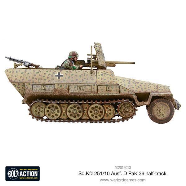 Sd.Kfz 251/10 Ausf D PaK 36 Bolt Action - widok z lewej strony, działo przeciwpancerne 37mm PaK 36 na stanowisku przednim, figurka obsługi w hełmie stalowym, pustynny kamuflaż dunkelgelb z brązowymi plamami, białe numery taktyczne, logo Bolt Action
