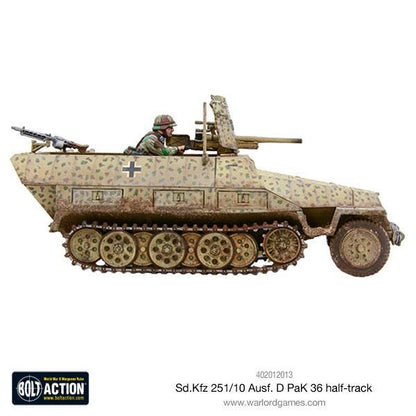 Sd.Kfz 251/10 Ausf D PaK 36 Bolt Action - widok z lewej strony, działo przeciwpancerne 37mm PaK 36 na stanowisku przednim, figurka obsługi w hełmie stalowym, pustynny kamuflaż dunkelgelb z brązowymi plamami, białe numery taktyczne, logo Bolt Action
