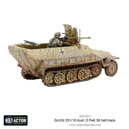 Sd.Kfz 251/10 Ausf D PaK 36 Bolt Action - widok z prawej tylnej strony, otwarty przedział bojowy z figurką obsługi przy dziale 37mm PaK 36, karabin maszynowy MG na lewej burcie, pustynny kamuflaż dunkelgelb