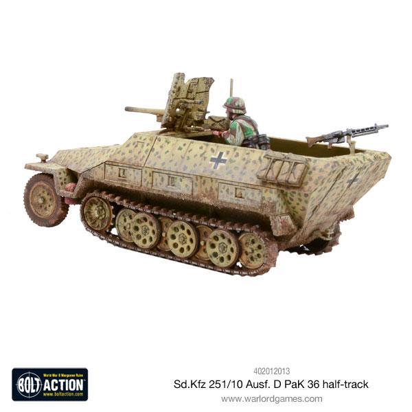 Sd.Kfz 251/10 Ausf D PaK 36 Bolt Action - widok z lewej tylnej strony, dwie figurki załogi przy dziale PaK 36 i karabinie maszynowym MG, otwarty przedział bojowy, pustynny kamuflaż dunkelgelb z brązowymi plamami