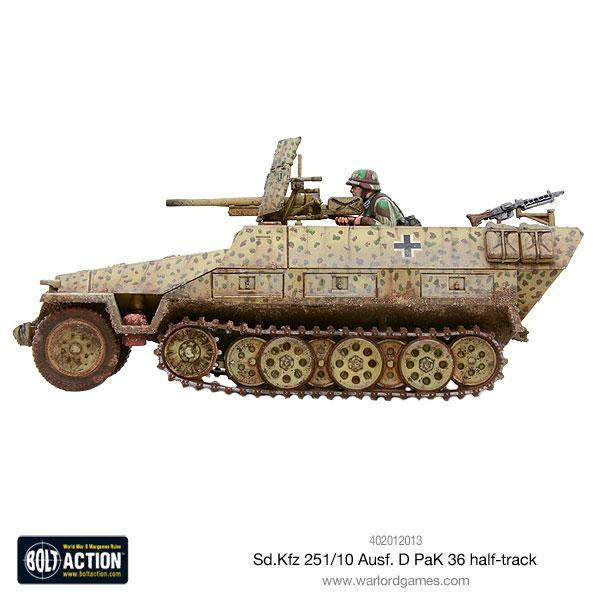Sd.Kfz 251/10 Ausf D PaK 36 Bolt Action - widok z prawej strony, działo 37mm PaK 36 na stanowisku przednim, figurka obsługi, karabin maszynowy MG na prawej burcie, pustynny kamuflaż dunkelgelb, logo Bolt Action i kod 402012013
