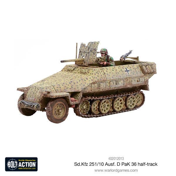 Sd.Kfz 251/10 Ausf D PaK 36 Bolt Action - widok z przodu z lewej, wersja zimowa biały kamuflaż z szarymi plamami i czarnym krzyżem, działo 37mm PaK 36 na stanowisku przednim, figurka obsługi w białym mundurze zimowym, gąsienice z efektem śniegu i błota, kod 402012013