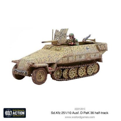 Sd.Kfz 251/10 Ausf D PaK 36 Bolt Action - widok z przodu z lewej, wersja zimowa biały kamuflaż z szarymi plamami i czarnym krzyżem, działo 37mm PaK 36 na stanowisku przednim, figurka obsługi w białym mundurze zimowym, gąsienice z efektem śniegu i błota, kod 402012013