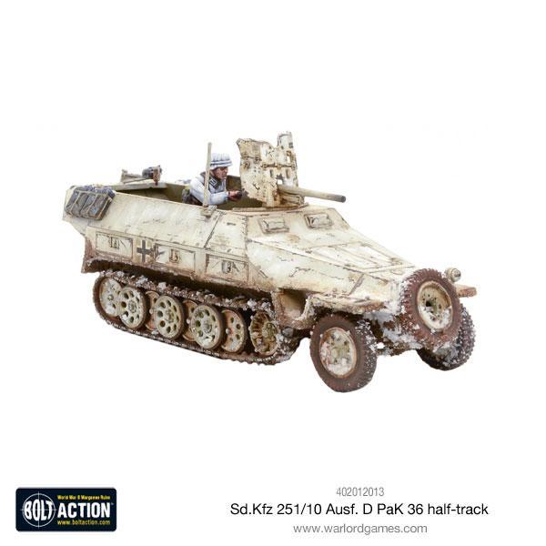 Sd.Kfz 251/10 Ausf D PaK 36 Bolt Action - widok z prawej strony, wersja zimowa biały kamuflaż, działo 37mm PaK 36, figurka obsługi w białym mundurze zimowym z hełmem, karabin maszynowy MG na lewej burcie, logo Bolt Action