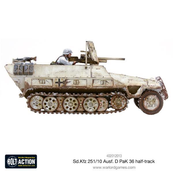 Sd.Kfz 251/10 Ausf D PaK 36 Bolt Action - widok z lewej strony, wersja zimowa biały kamuflaż, działo 37mm PaK 36 skierowane do przodu, figurka obsługi przy MG, otwarty przedział bojowy, gąsienice z efektem śniegu