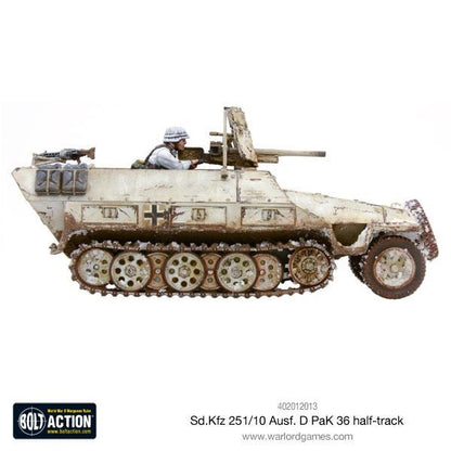 Sd.Kfz 251/10 Ausf D PaK 36 Bolt Action - widok z lewej strony, wersja zimowa biały kamuflaż, działo 37mm PaK 36 skierowane do przodu, figurka obsługi przy MG, otwarty przedział bojowy, gąsienice z efektem śniegu