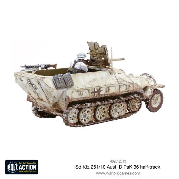 Sd.Kfz 251/10 Ausf D PaK 36 Bolt Action - widok z lewej tylnej, wersja zimowa biały kamuflaż z czarnym krzyżem i numerem taktycznym, figurka obsługi przy dziale PaK 36, karabin maszynowy MG na burcie, otwarty przedział bojowy
