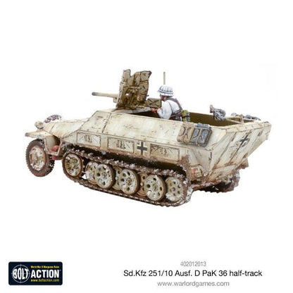 Sd.Kfz 251/10 Ausf D PaK 36 Bolt Action - widok z prawej tylnej, wersja zimowa biały kamuflaż, działo 37mm PaK 36, figurka obsługi, otwarty przedział bojowy z wyposażeniem, gąsienice z efektem śniegu i błota, kod 402012013