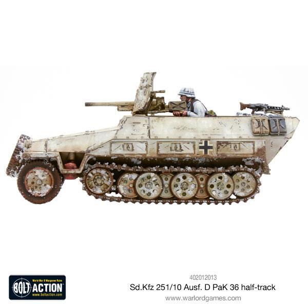 Sd.Kfz 251/10 Ausf D PaK 36 Bolt Action - widok z prawej strony, wersja zimowa biały kamuflaż z brązowymi plamami i czarnym krzyżem, działo 37mm PaK 36 na stanowisku przednim, figurka obsługi w mundurze zimowym, karabin maszynowy MG na prawej burcie, kod 402012013