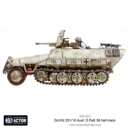 Sd.Kfz 251/10 Ausf D PaK 36 Bolt Action - widok z prawej strony, wersja zimowa biały kamuflaż z brązowymi plamami i czarnym krzyżem, działo 37mm PaK 36 na stanowisku przednim, figurka obsługi w mundurze zimowym, karabin maszynowy MG na prawej burcie, kod 402012013