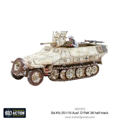 Sd.Kfz 251/10 Ausf D PaK 36 Bolt Action - widok z lewej strony, wersja zimowa biały kamuflaż z czarnym krzyżem i numerem taktycznym, działo 37mm PaK 36, figurka obsługi przy MG na prawej burcie, gąsienice z efektem błota i śniegu, logo Bolt Action