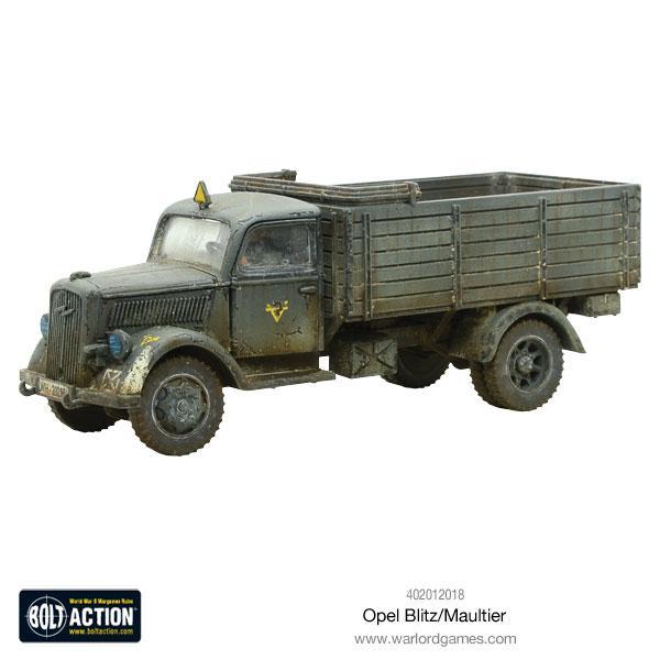 Opel Blitz - Bolt Action 1/56 28mm - ciężarówka Wehrmacht z plandeką feldgrau z żółtym znakiem dywizji i efektami weathering kurz błoto - widok z boku z trzema czwartymi - Warlord Games