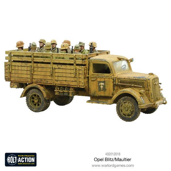 Opel Blitz - Bolt Action 1/56 28mm - ciężarówka Wehrmacht w kamuflażu pustynnym dunkelgelb z ośmioma żołnierzami piechoty siedzącymi na pace z efektami weathering - widok z boku - Warlord Games