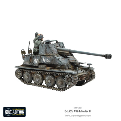 Marder III Sd.Kfz 139 - Bolt Action 1/56 28mm - niszczyciel czołgów z armatą 76,2mm PaK 36(r) w kamuflażu szarym numer 4 z dwoma członkami załogi - widok z boku z trzema czwartymi - Warlord Games